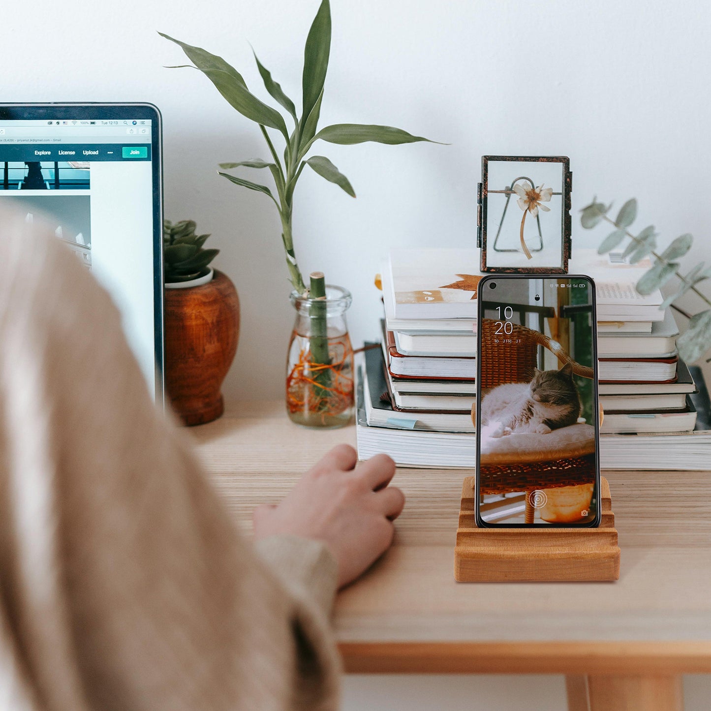 Wooden fishtail phone holder